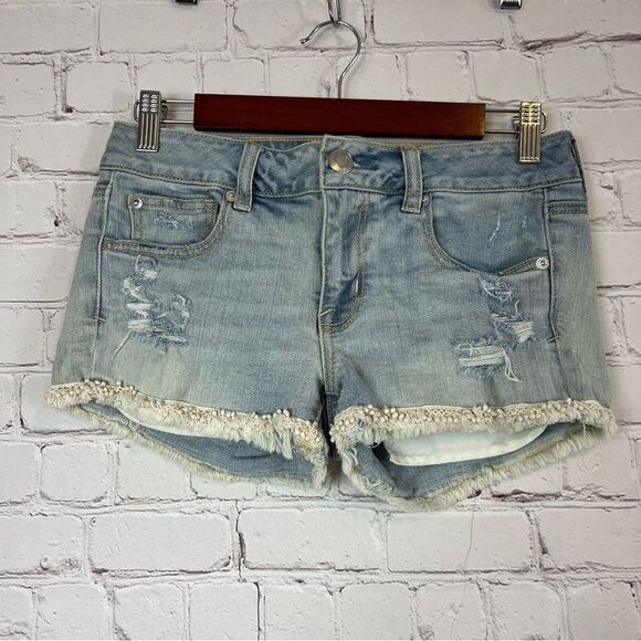 AEO Women’s Light Wash Distressed Shortie Jean Shorts size 4 - Picture 1 of 8